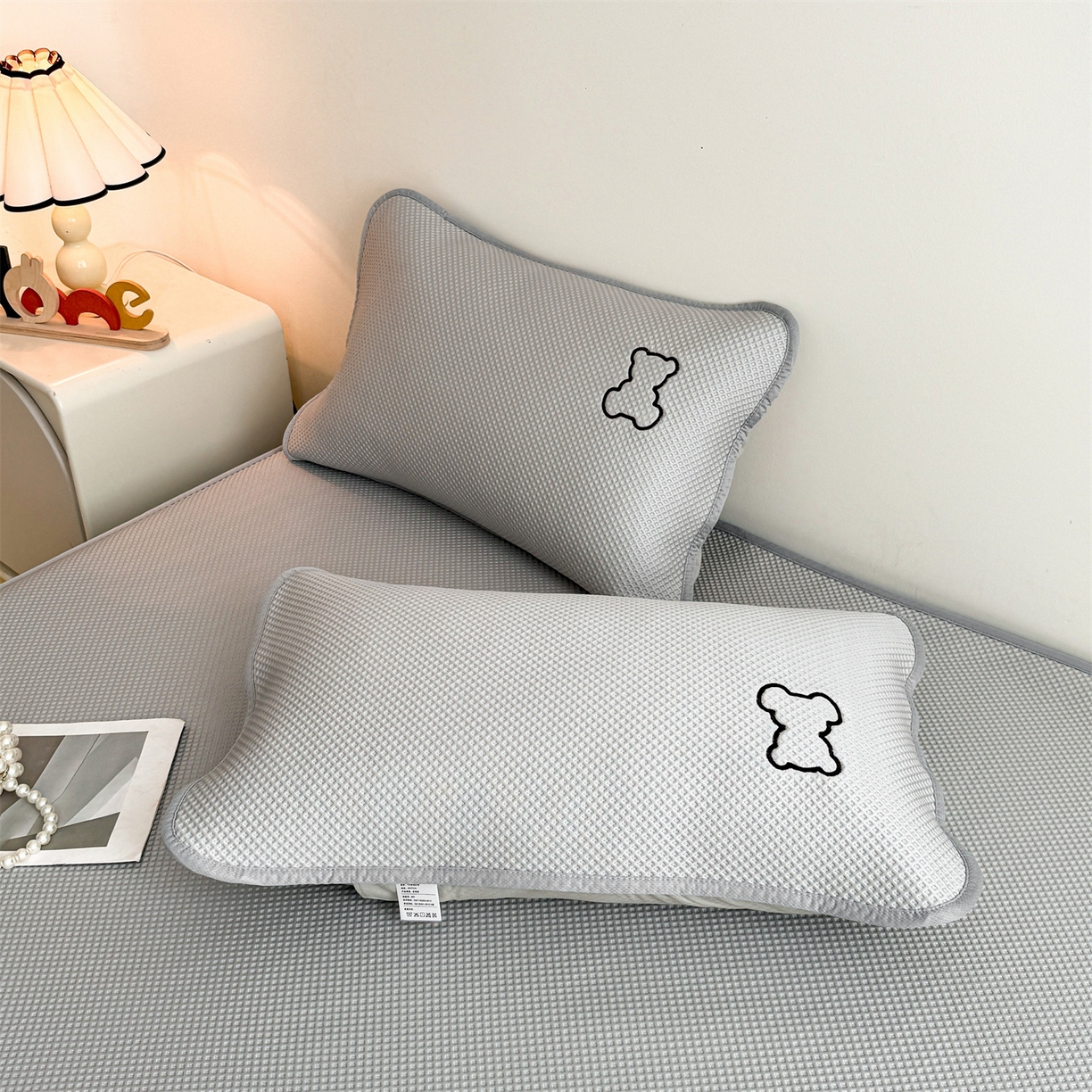 91家纺网 家纺一手货源 找家纺 雯豆家纺 2026新款PE中分子绣花床笠三件套夏季凉感豆豆席子床罩-墨仔熊 墨仔熊床笠款-灰