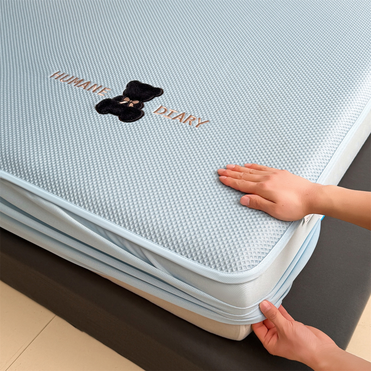 91家纺网 家纺一手货源 找家纺 雯豆家纺 2026新款PE中分子绣花床笠三件套夏季凉感豆豆席子床罩-墨仔熊 墨仔熊床笠款-蓝