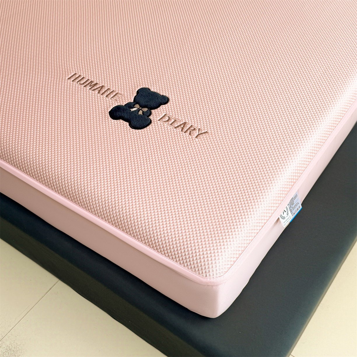 91家纺网 家纺一手货源 找家纺 雯豆家纺 2026新款PE中分子绣花床笠三件套夏季凉感豆豆席子床罩-墨仔熊 墨仔熊床笠款-粉