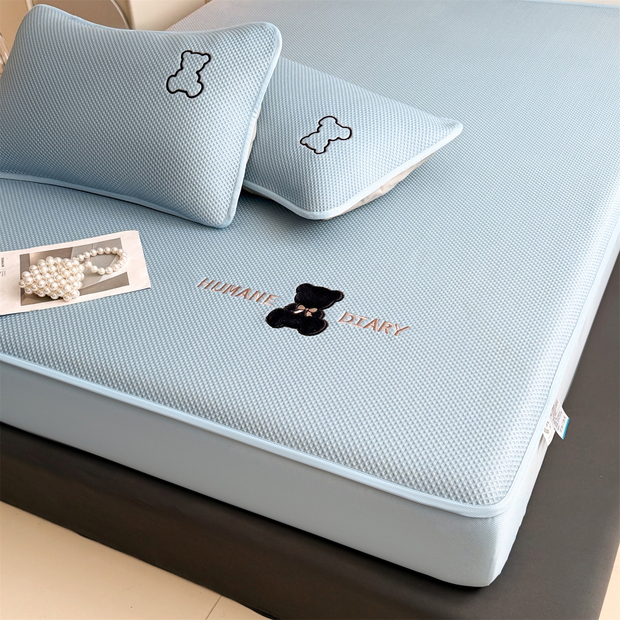 91家纺网 家纺一手货源 找家纺 雯豆家纺 2026新款PE中分子绣花床笠三件套夏季凉感豆豆席子床罩-墨仔熊 墨仔熊床笠款-蓝