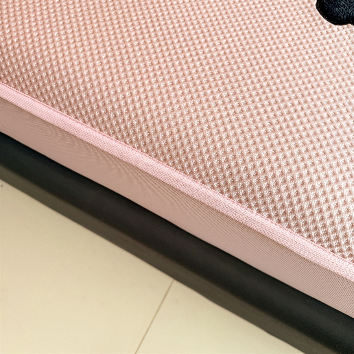 91家纺网 家纺一手货源 找家纺 雯豆家纺 2026新款PE中分子绣花床笠三件套夏季凉感豆豆席子床罩-墨仔熊 墨仔熊床笠款-粉