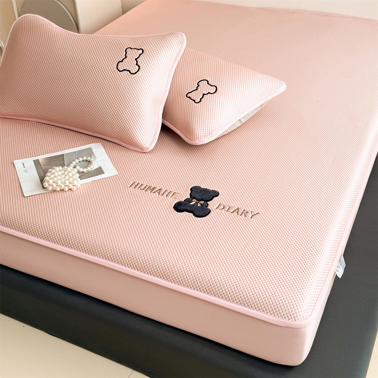 91家纺网 家纺一手货源 找家纺 雯豆家纺 2026新款PE中分子绣花床笠三件套夏季凉感豆豆席子床罩-墨仔熊 墨仔熊床笠款-粉