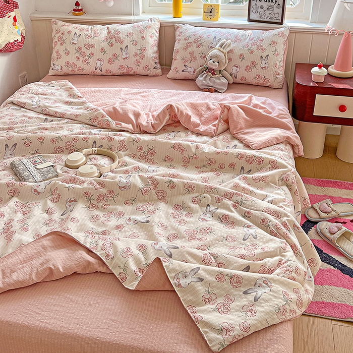 91家纺网 家纺一手货源 找家纺 王朝国际 2026新款A类彩竺棉印花夏被四件套 花与兔