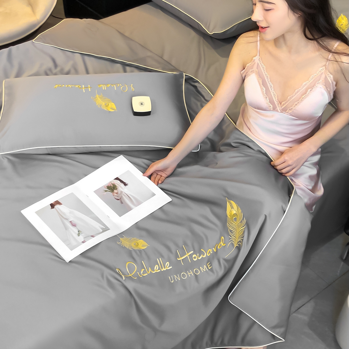 91家纺网 家纺一手货源 找家纺 吾诺家居 2026新款双拼及羽毛刺绣夏被夏凉被空调被四件套-柔羽 羽毛经典灰