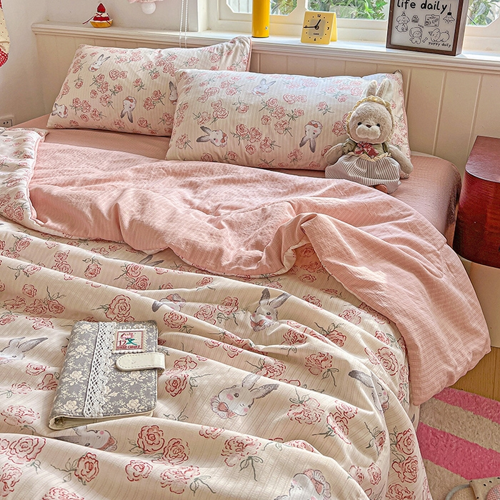 91家纺网 家纺一手货源 找家纺 王朝国际 2026新款A类彩竺棉印花夏被四件套 花与兔