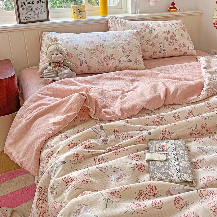 91家纺网 家纺一手货源 找家纺 王朝国际 2026新款A类彩竺棉印花夏被四件套 花与兔