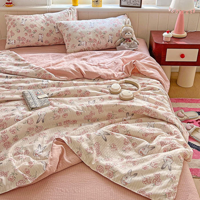 91家纺网 家纺一手货源 找家纺 王朝国际 2026新款A类彩竺棉印花夏被四件套 花与兔