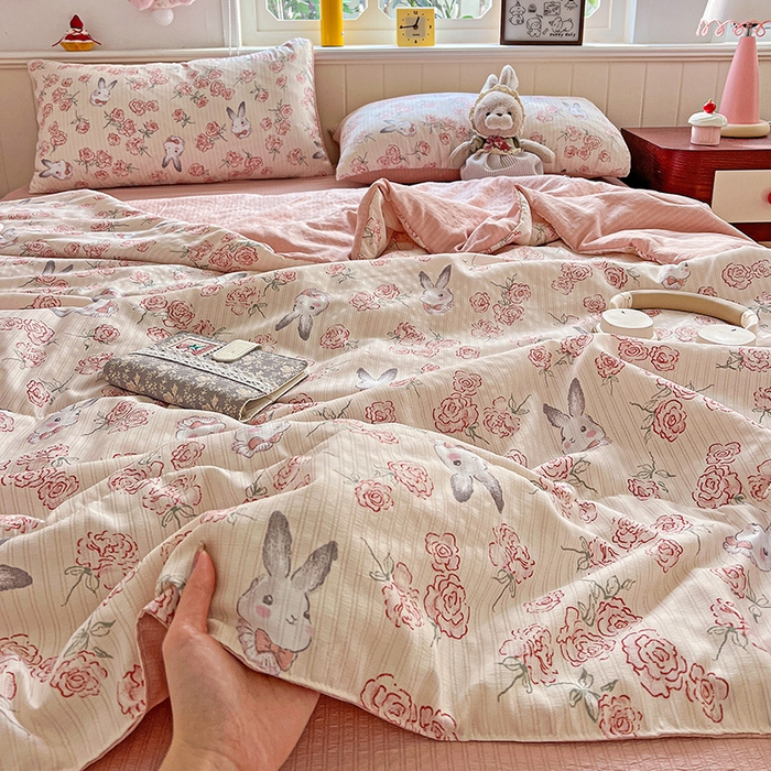 91家纺网 家纺一手货源 找家纺 王朝国际 2026新款A类彩竺棉印花夏被四件套 花与兔