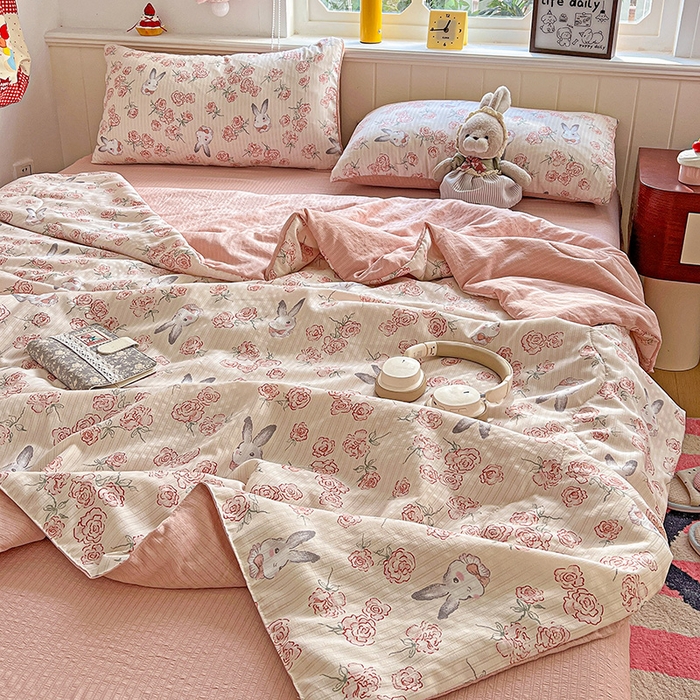 91家纺网 家纺一手货源 找家纺 王朝国际 2026新款A类彩竺棉印花夏被四件套 花与兔