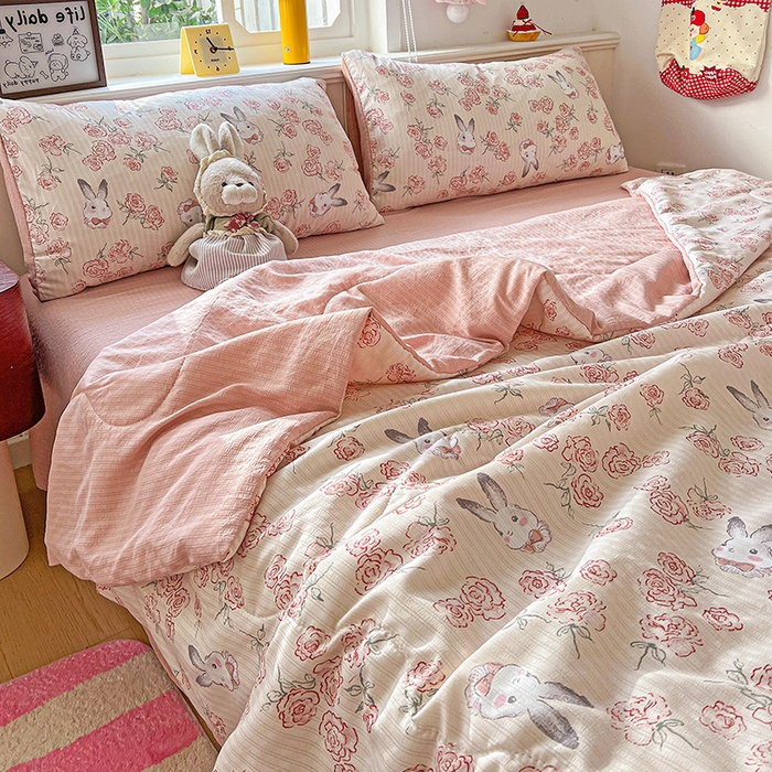 91家纺网 家纺一手货源 找家纺 王朝国际 2026新款A类彩竺棉印花夏被四件套 花与兔