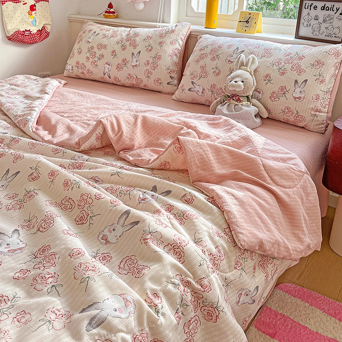 91家纺网 家纺一手货源 找家纺 王朝国际 2026新款A类彩竺棉印花夏被四件套 花与兔