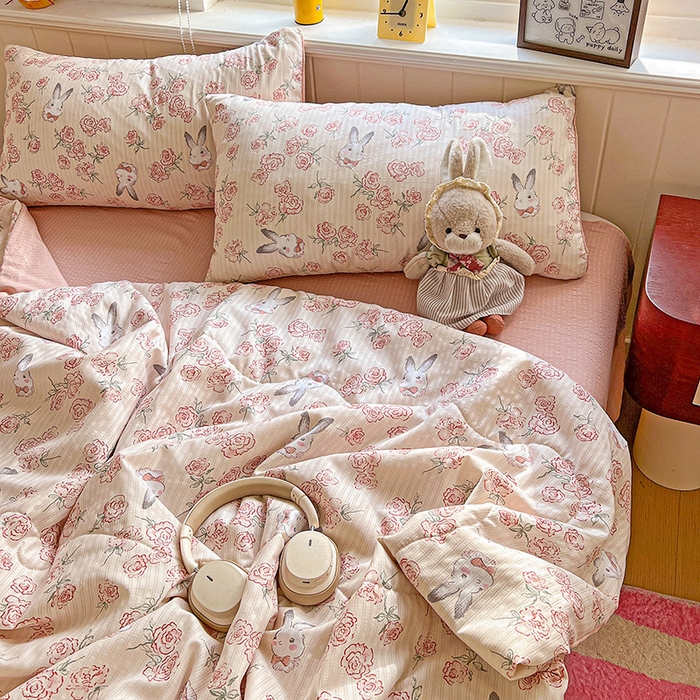 91家纺网 家纺一手货源 找家纺 王朝国际 2026新款A类彩竺棉印花夏被四件套 花与兔