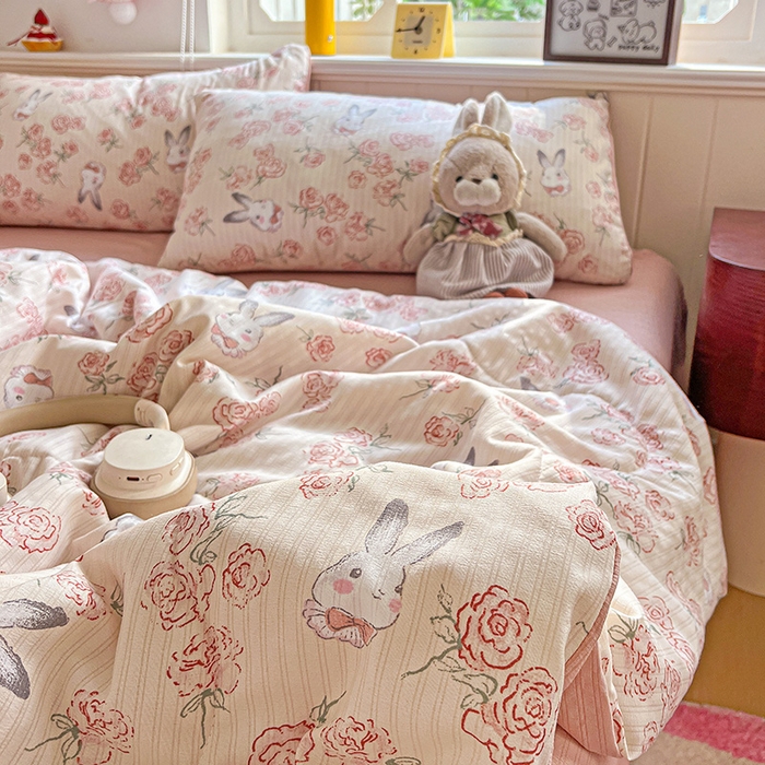 91家纺网 家纺一手货源 找家纺 王朝国际 2026新款A类彩竺棉印花夏被四件套 花与兔