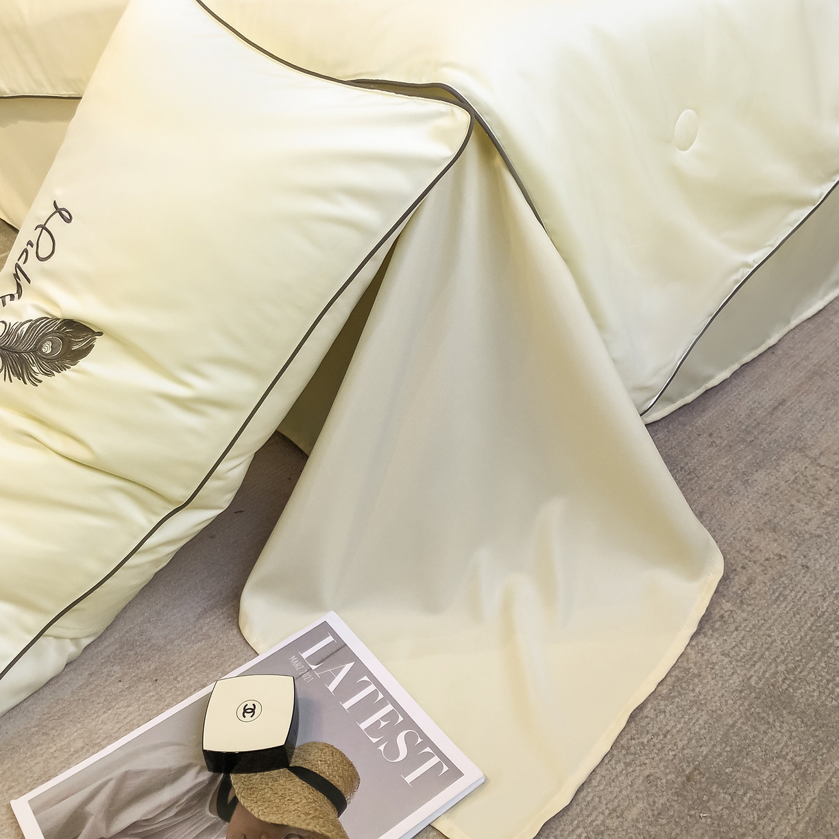 91家纺网 家纺一手货源 找家纺 吾诺家居 2026新款双拼及羽毛刺绣夏被夏凉被空调被四件套-柔羽 羽毛奶昔白