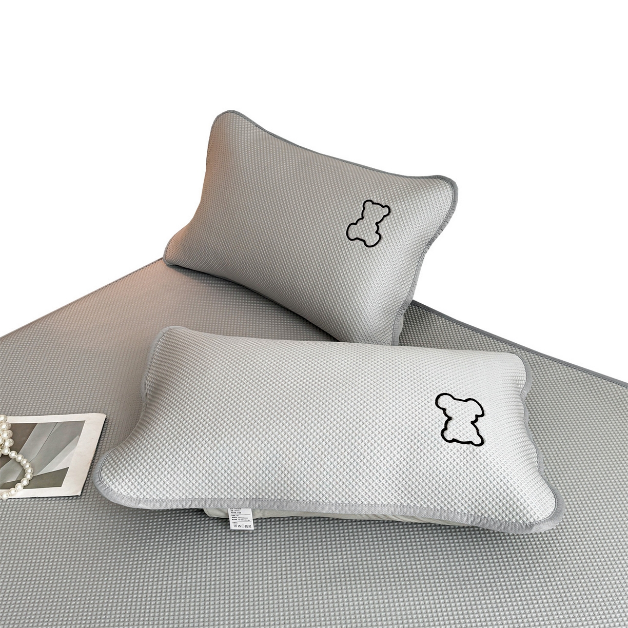 91家纺网 家纺一手货源 找家纺 雯豆家纺 2026新款PE中分子绣花床笠三件套夏季凉感豆豆席子床罩-墨仔熊 墨仔熊床笠款-灰