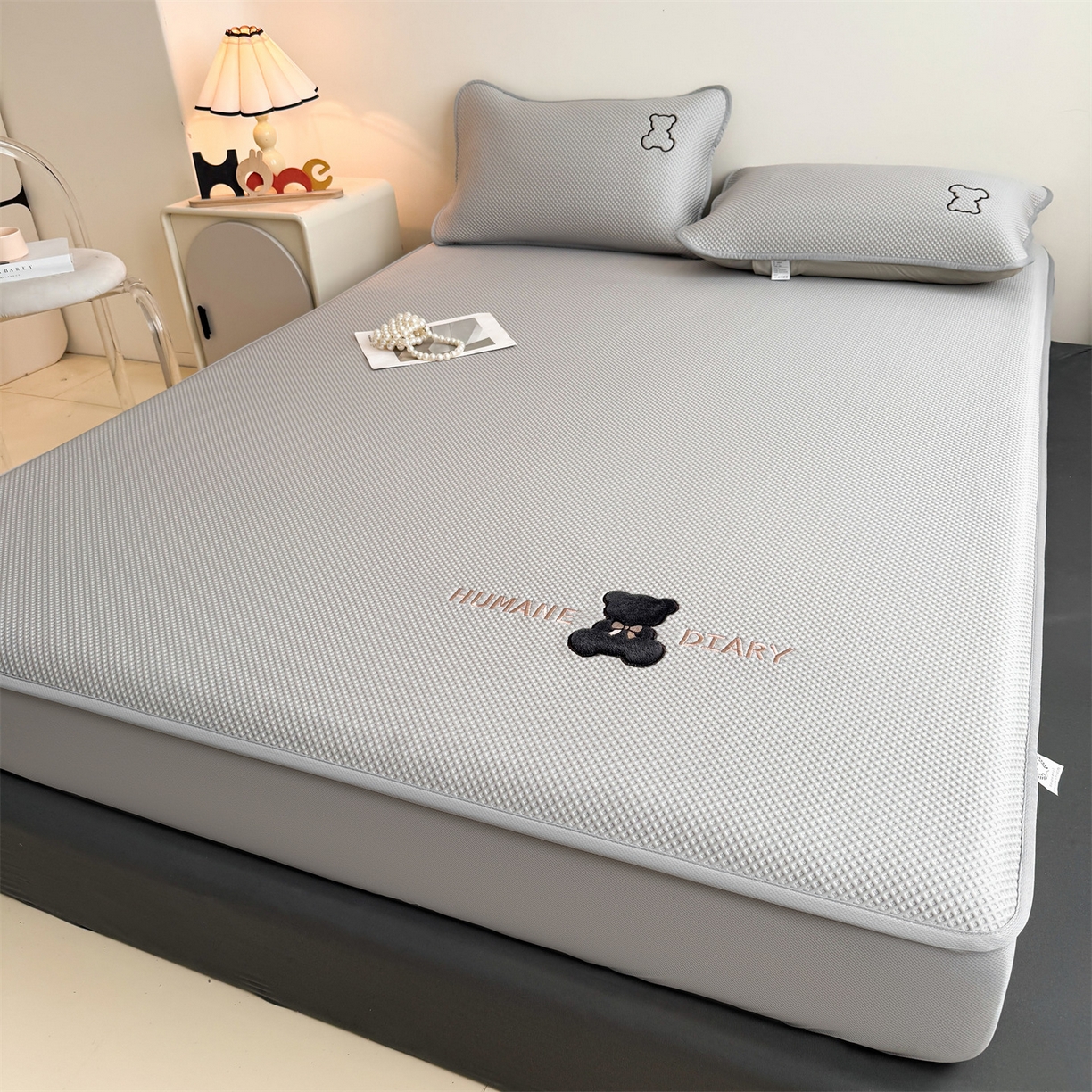 91家纺网 家纺一手货源 找家纺 雯豆家纺 2026新款PE中分子绣花床笠三件套夏季凉感豆豆席子床罩-墨仔熊 墨仔熊床笠款-灰