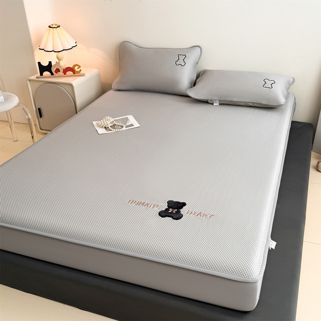 91家纺网 家纺一手货源 找家纺 雯豆家纺 2026新款PE中分子绣花床笠三件套夏季凉感豆豆席子床罩-墨仔熊 墨仔熊床笠款-灰