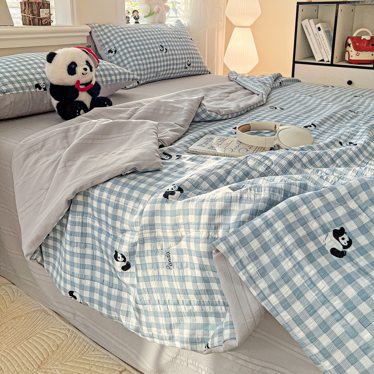 91家纺网 家纺一手货源 找家纺 王朝国际 2026新款A类彩竺棉印花夏被四件套 蓝胖子