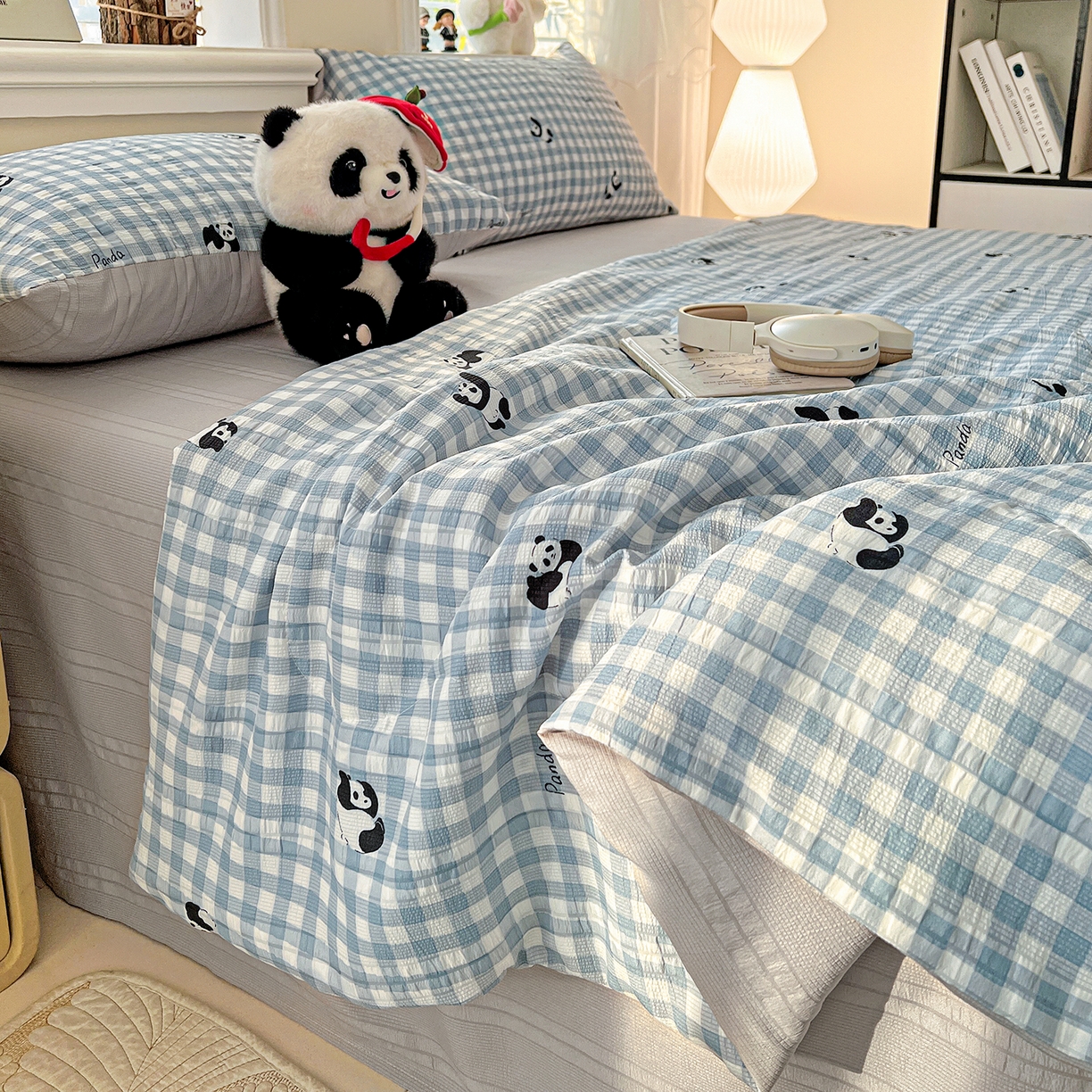 91家纺网 家纺一手货源 找家纺 王朝国际 2026新款A类彩竺棉印花夏被四件套 蓝胖子