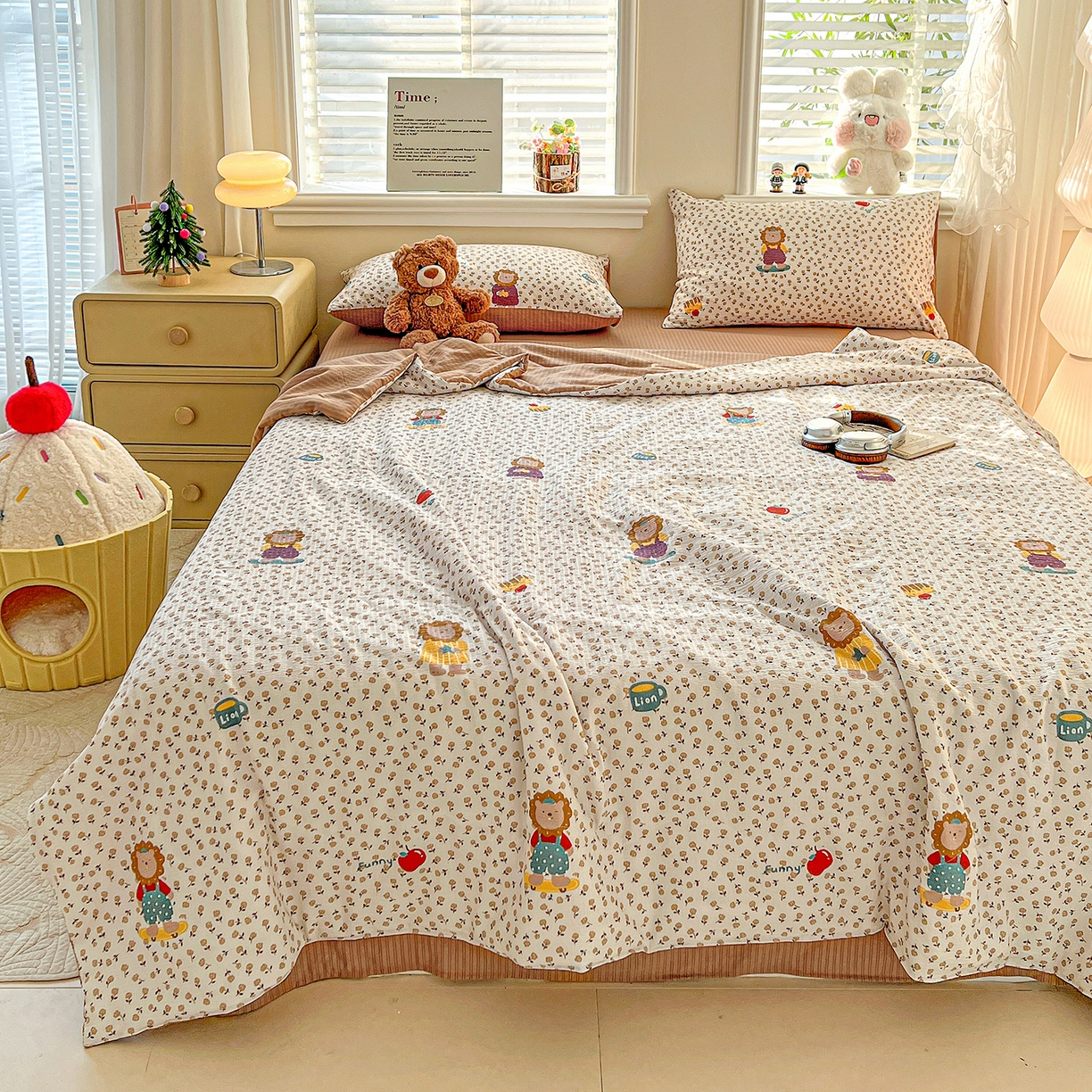 91家纺网 家纺一手货源 找家纺 王朝国际 2026新款A类彩竺棉印花夏被四件套 萌狮花境