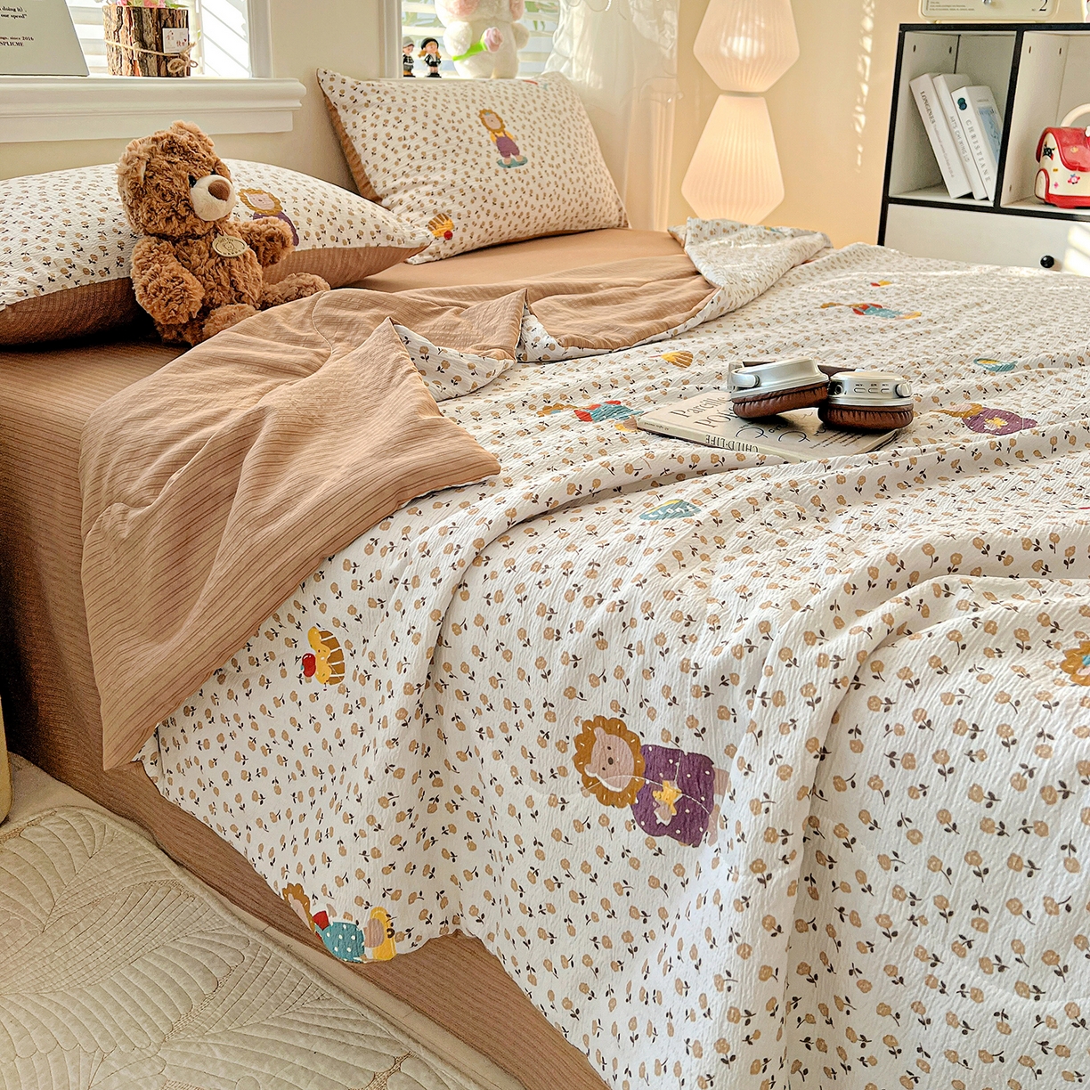 91家纺网 家纺一手货源 找家纺 王朝国际 2026新款A类彩竺棉印花夏被四件套 萌狮花境