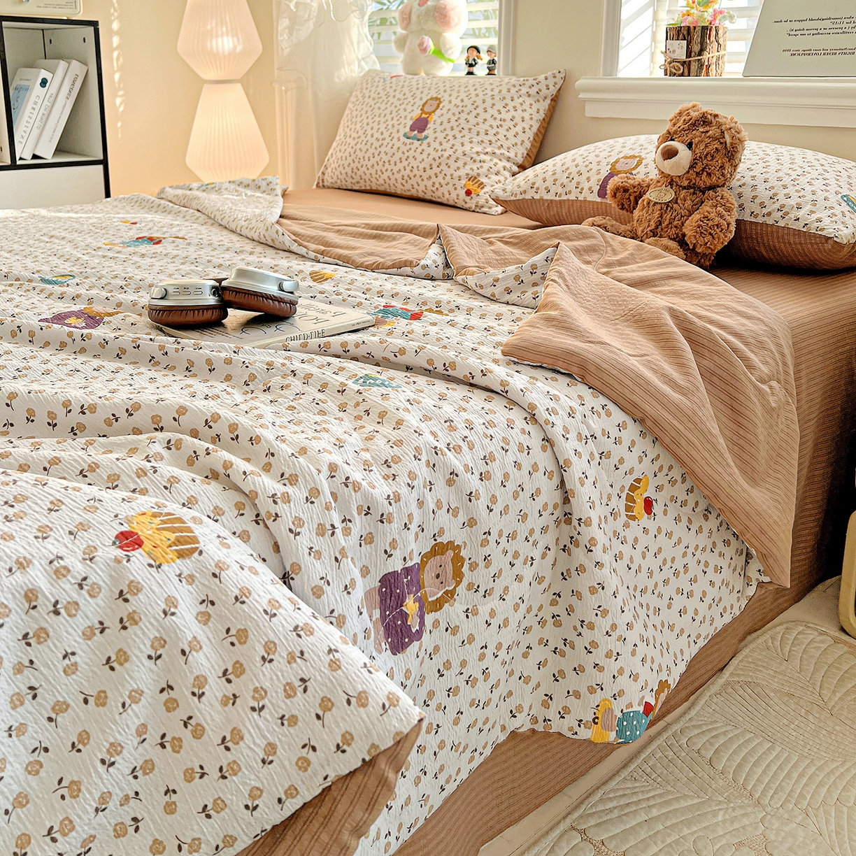 91家纺网 家纺一手货源 找家纺 王朝国际 2026新款A类彩竺棉印花夏被四件套 萌狮花境