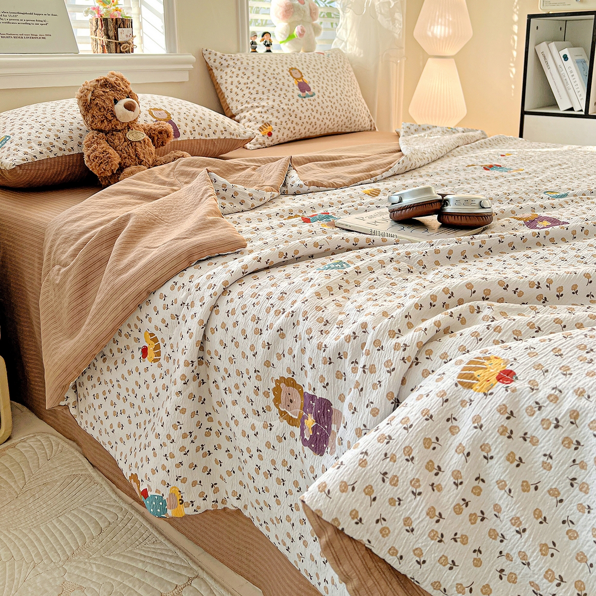 91家纺网 家纺一手货源 找家纺 王朝国际 2026新款A类彩竺棉印花夏被四件套 萌狮花境