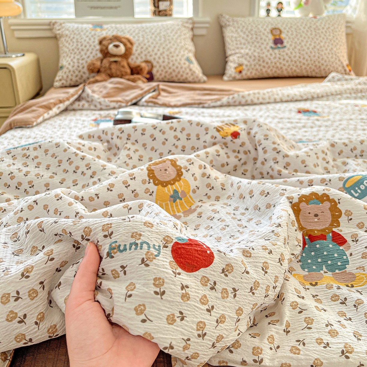 91家纺网 家纺一手货源 找家纺 王朝国际 2026新款A类彩竺棉印花夏被四件套 萌狮花境