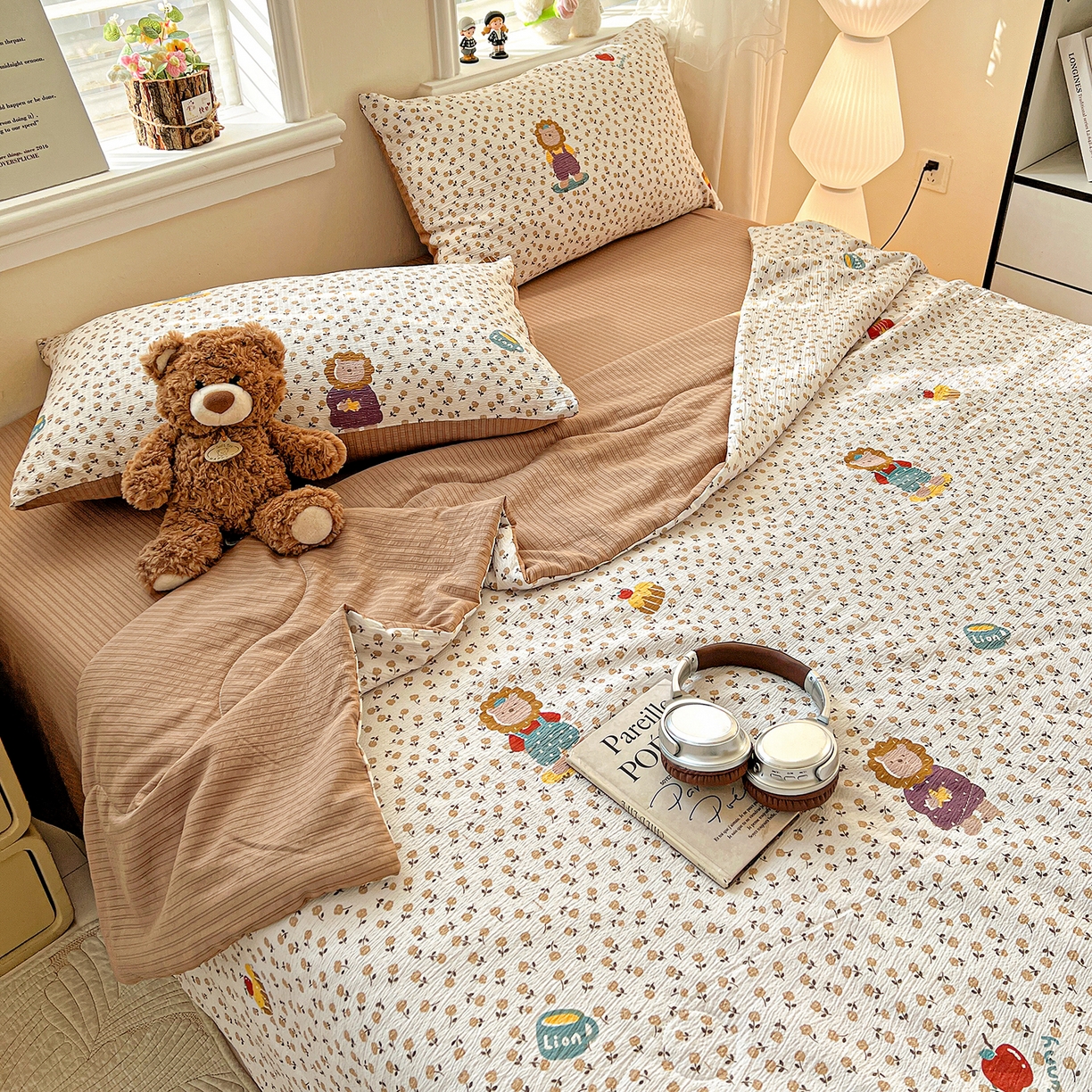 91家纺网 家纺一手货源 找家纺 王朝国际 2026新款A类彩竺棉印花夏被四件套 萌狮花境