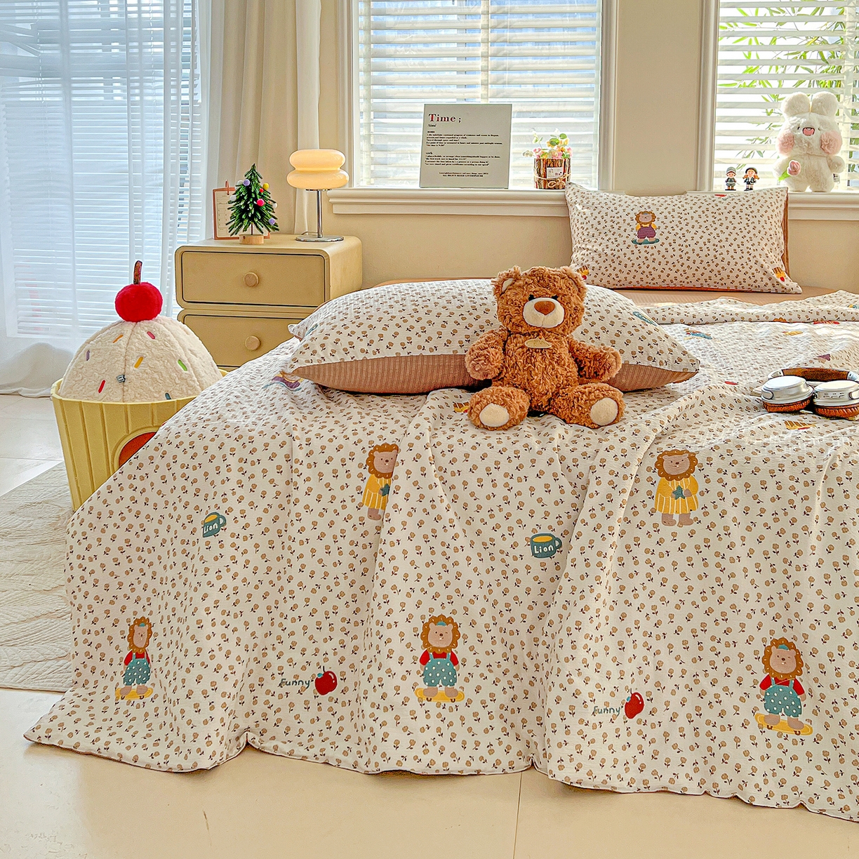 91家纺网 家纺一手货源 找家纺 王朝国际 2026新款A类彩竺棉印花夏被四件套 萌狮花境