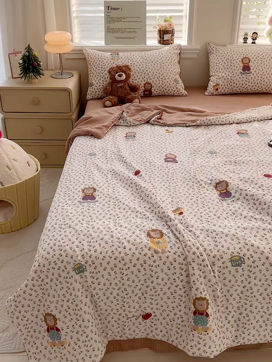 91家纺网 家纺一手货源 找家纺 王朝国际 2026新款A类彩竺棉印花夏被四件套 萌狮花境