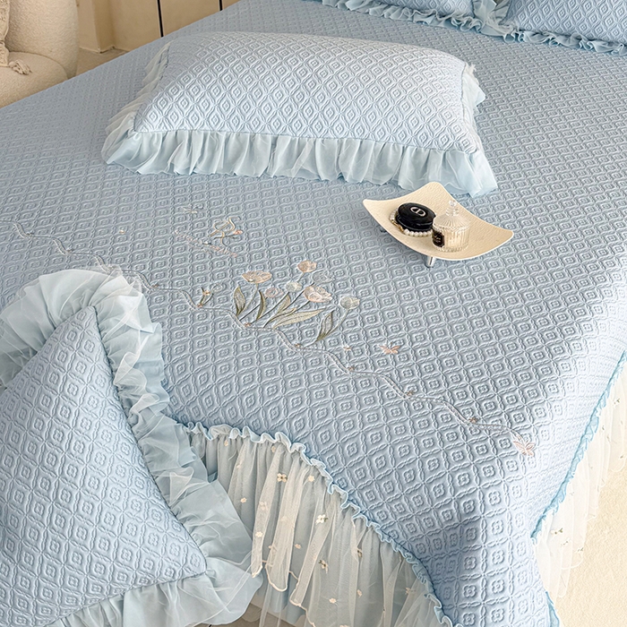 91家纺网 家纺一手货源 找家纺 金绣美居 2026新款PE高分子凉感席冰感床裙款三件套-安然影 安然影-蓝色