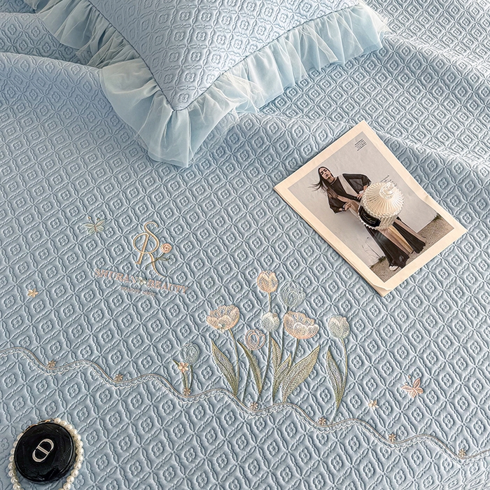 91家纺网 家纺一手货源 找家纺 金绣美居 2026新款PE高分子凉感席冰感床裙款三件套-安然影 安然影-蓝色