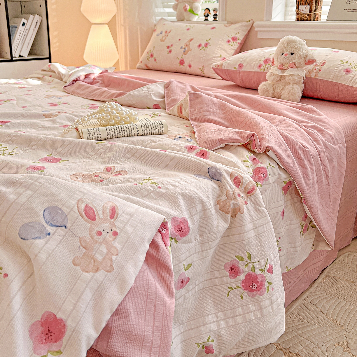 91家纺网 家纺一手货源 找家纺 王朝国际 2026新款A类彩竺棉印花夏被四件套 小兔子