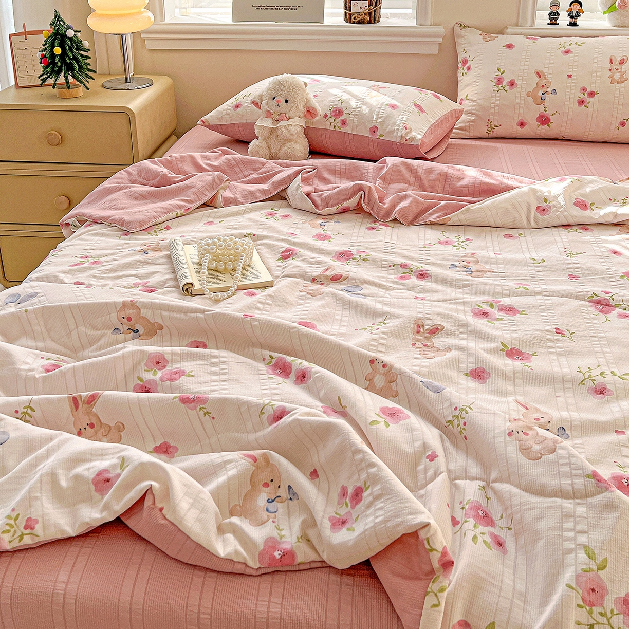 91家纺网 家纺一手货源 找家纺 王朝国际 2026新款A类彩竺棉印花夏被四件套 小兔子