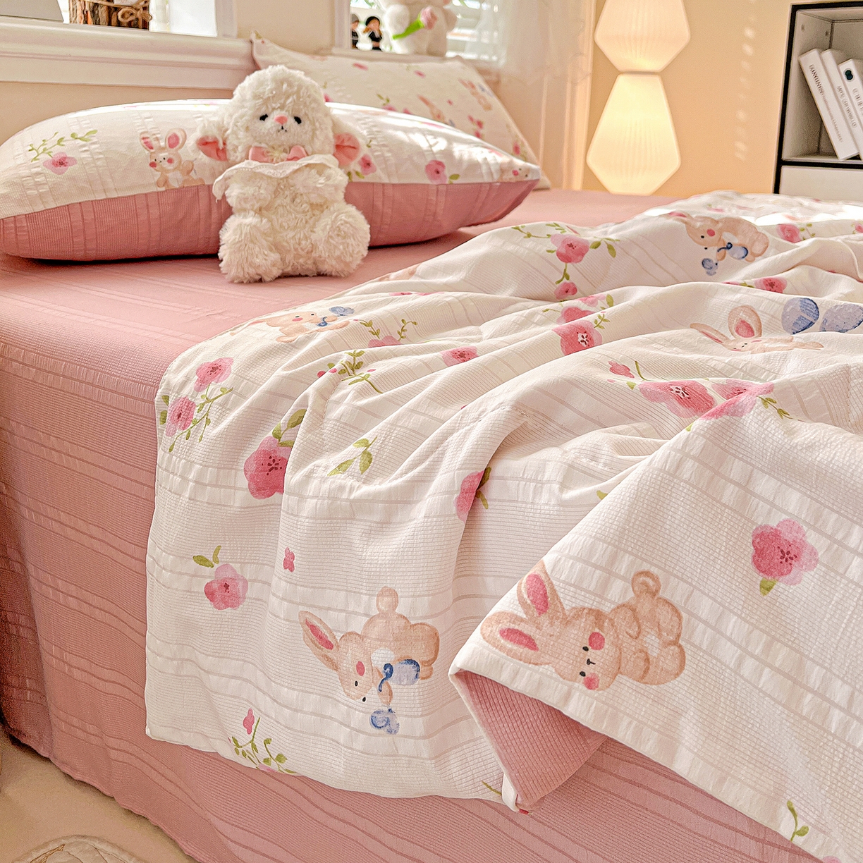 91家纺网 家纺一手货源 找家纺 王朝国际 2026新款A类彩竺棉印花夏被四件套 小兔子