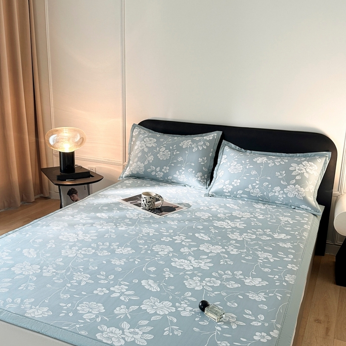 91家纺网 家纺一手货源 找家纺 慕尚家纺 2026春夏新款凉感冰丝提花凉席三件套 花语 蓝