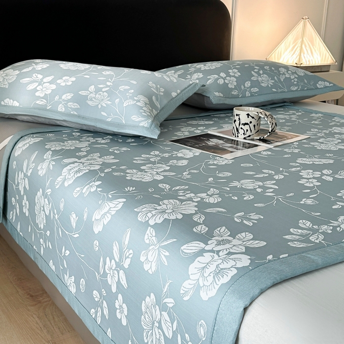 91家纺网 家纺一手货源 找家纺 慕尚家纺 2026春夏新款凉感冰丝提花凉席三件套 花语 蓝