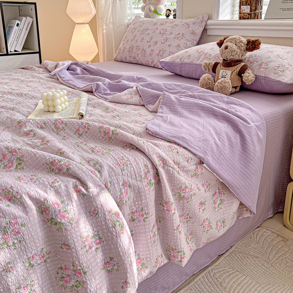 91家纺网 家纺一手货源 找家纺 王朝国际 2026新款A类彩竺棉印花夏被四件套 紫陌