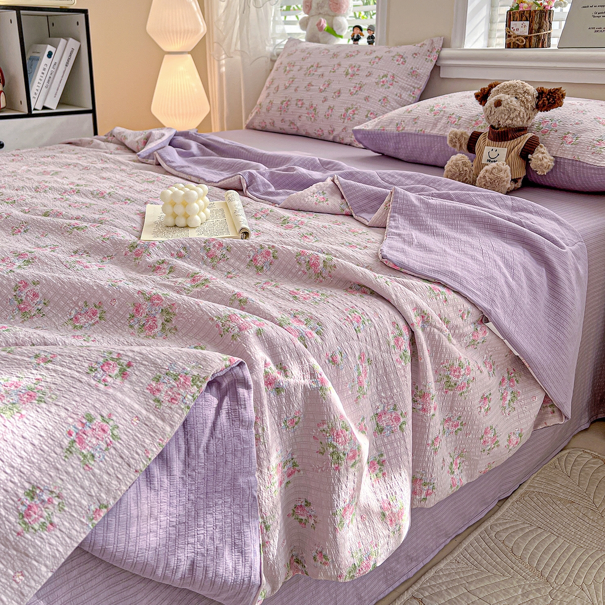 91家纺网 家纺一手货源 找家纺 王朝国际 2026新款A类彩竺棉印花夏被四件套 紫陌