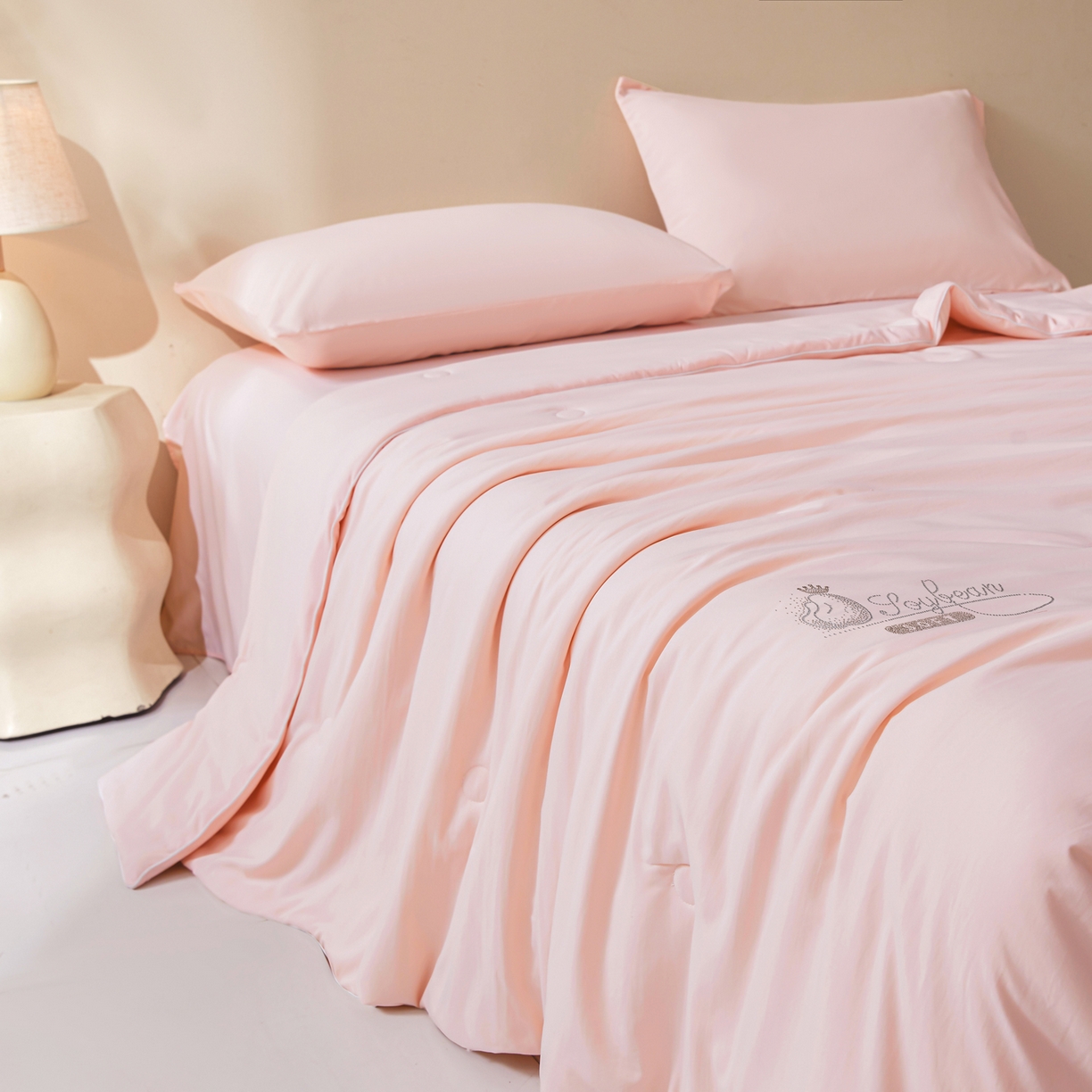 91家纺网 家纺一手货源 找家纺 秋泽家纺2026慕丝棉纯色凉感大豆纤维夏被 烫钻工艺四边踩棉不跑棉 冰柔粉