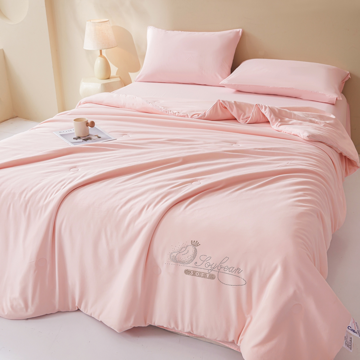 91家纺网 家纺一手货源 找家纺 秋泽家纺2026慕丝棉纯色凉感大豆纤维夏被 烫钻工艺四边踩棉不跑棉 冰柔粉