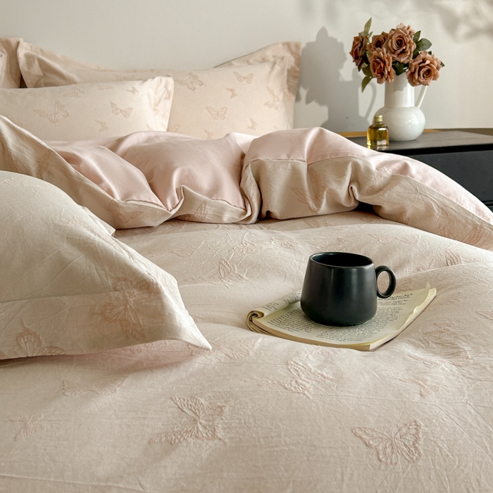 91家纺网 家纺一手货源 找家纺 禾时 2026新款全棉纯棉色织提花四件套 轻舞飞扬（粉）