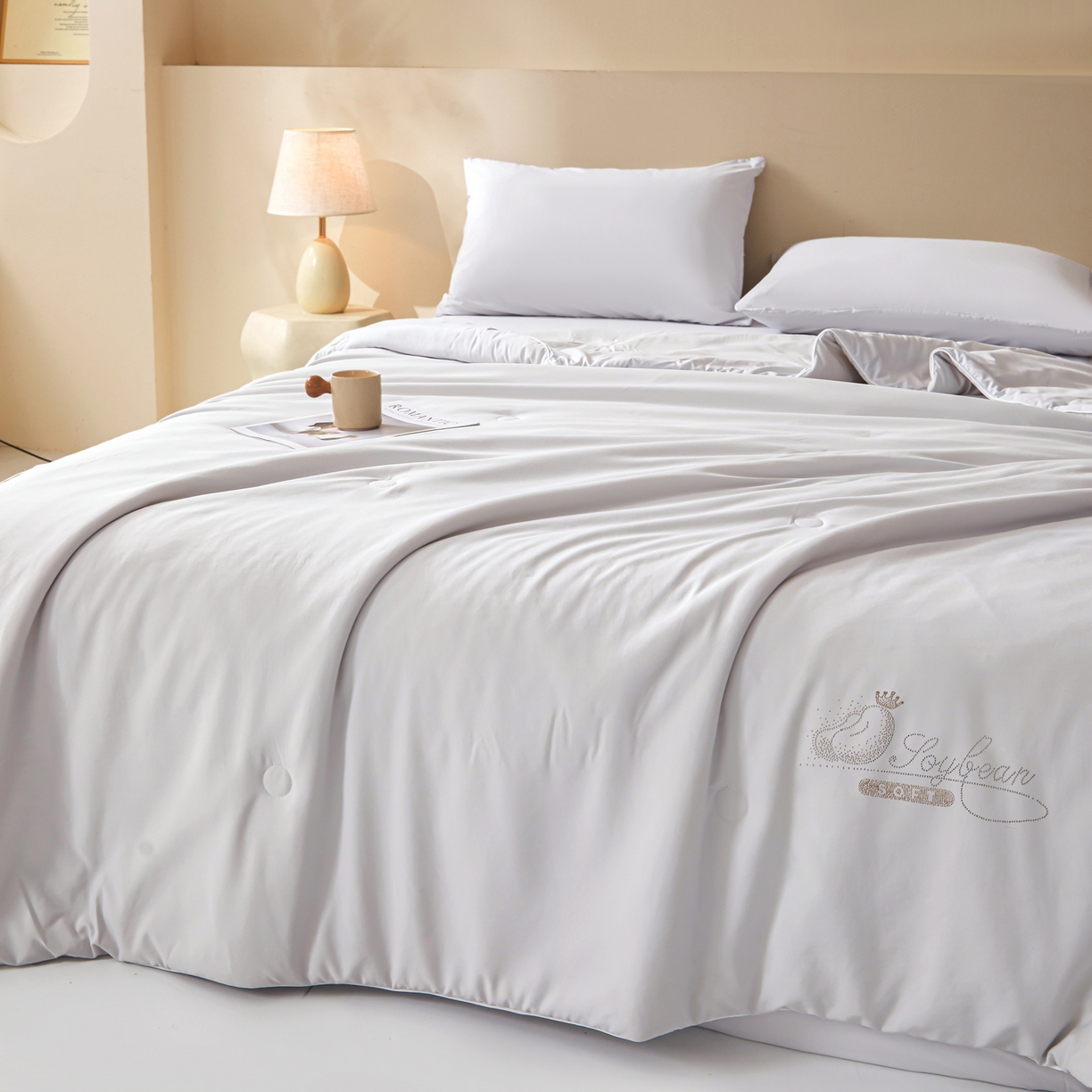 91家纺网 家纺一手货源 找家纺 秋泽家纺2026慕丝棉纯色凉感大豆纤维夏被 烫钻工艺四边踩棉不跑棉 淡雅灰