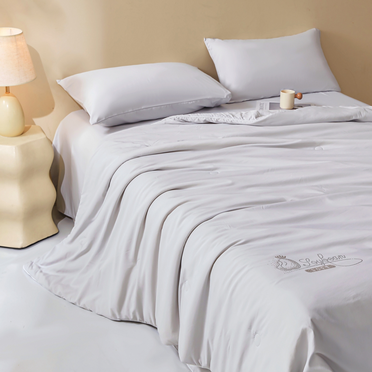 91家纺网 家纺一手货源 找家纺 秋泽家纺2026慕丝棉纯色凉感大豆纤维夏被 烫钻工艺四边踩棉不跑棉 淡雅灰