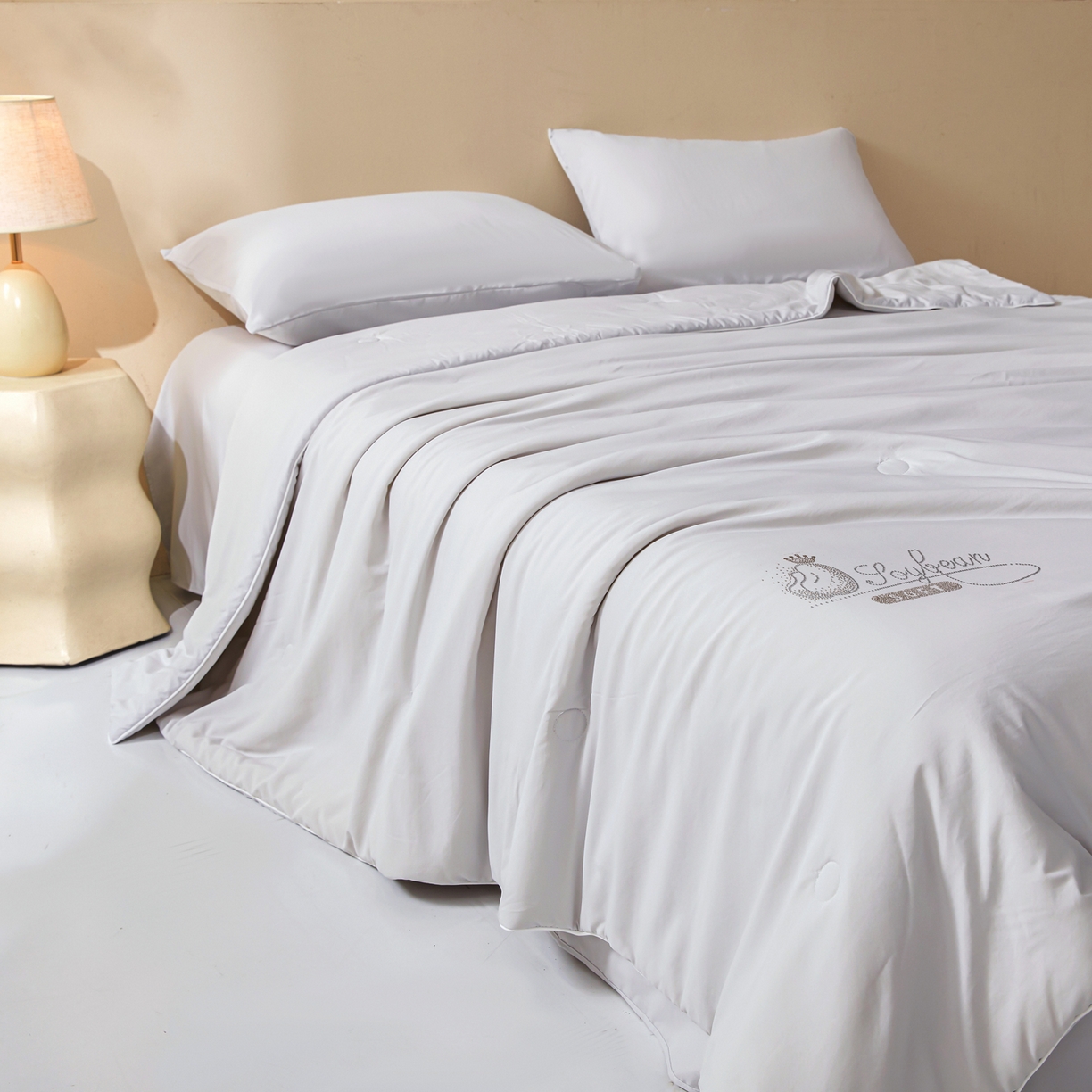 91家纺网 家纺一手货源 找家纺 秋泽家纺2026慕丝棉纯色凉感大豆纤维夏被 烫钻工艺四边踩棉不跑棉 淡雅灰