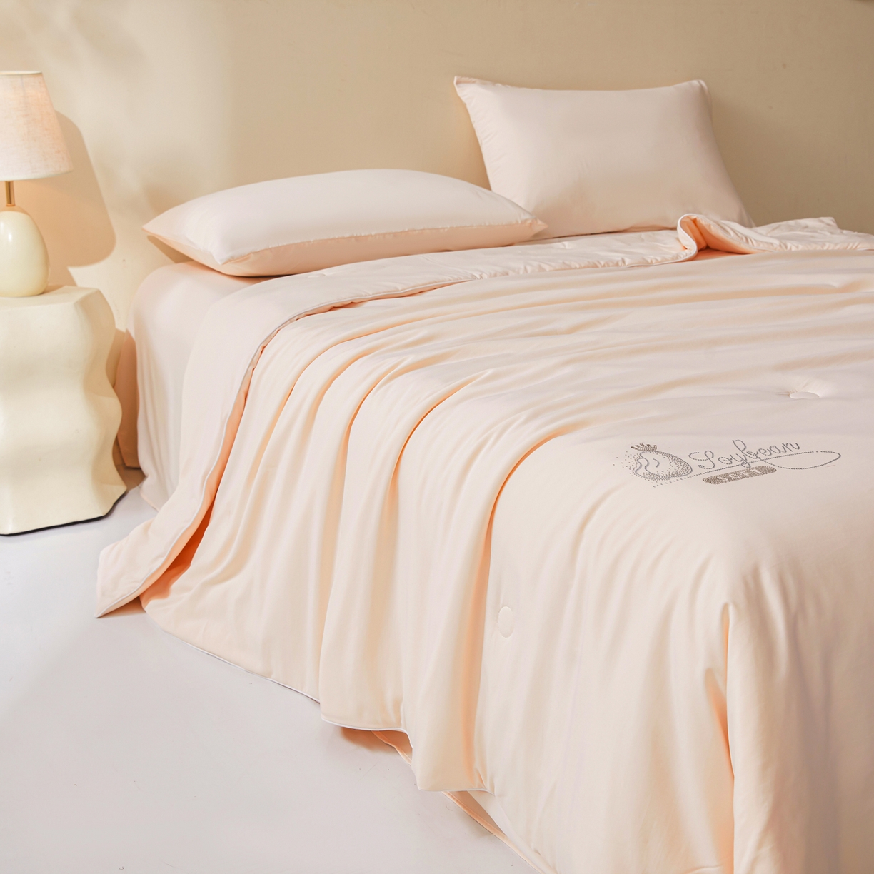 91家纺网 家纺一手货源 找家纺 秋泽家纺2026慕丝棉纯色凉感大豆纤维夏被 烫钻工艺四边踩棉不跑棉 玫瑰金