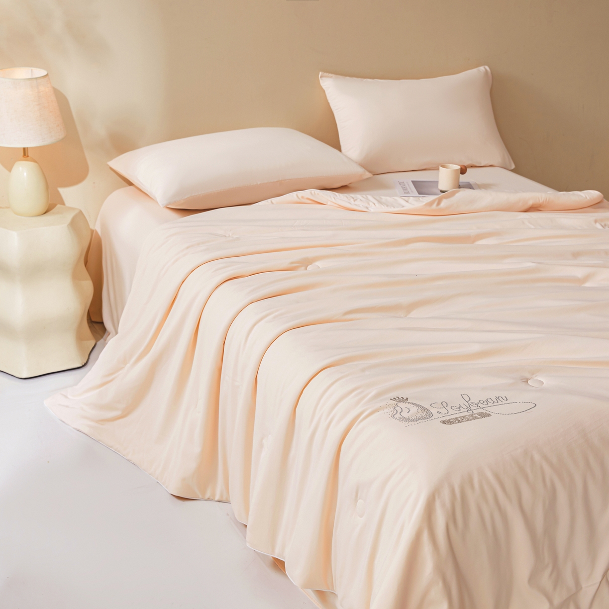 91家纺网 家纺一手货源 找家纺 秋泽家纺2026慕丝棉纯色凉感大豆纤维夏被 烫钻工艺四边踩棉不跑棉 玫瑰金