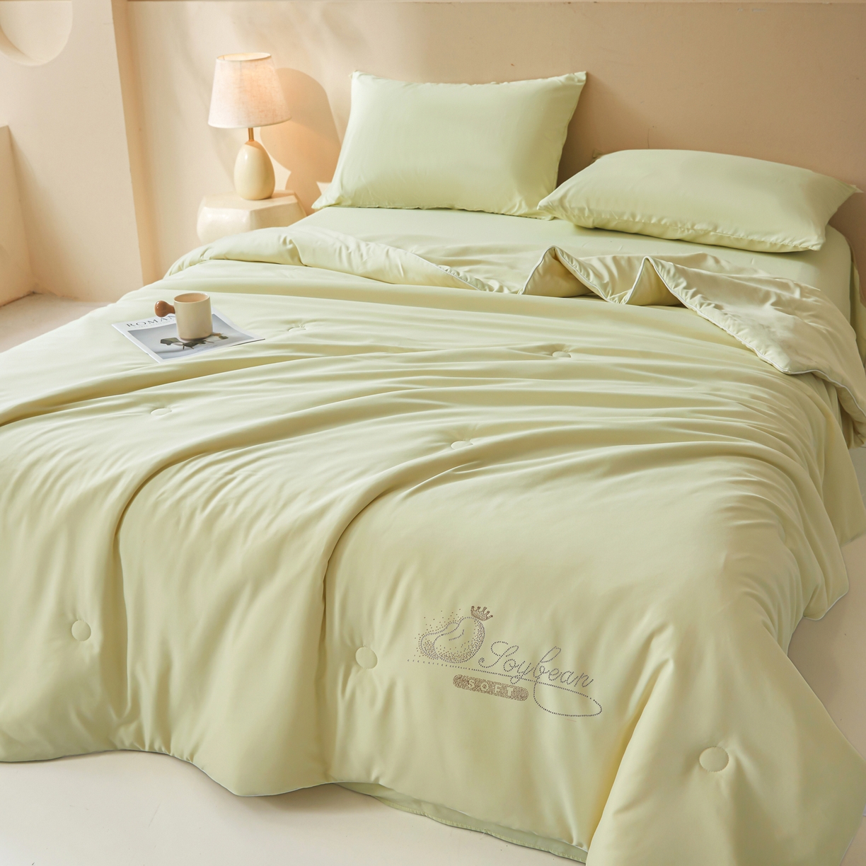 91家纺网 家纺一手货源 找家纺 秋泽家纺2026慕丝棉纯色凉感大豆纤维夏被 烫钻工艺四边踩棉不跑棉 抹茶绿