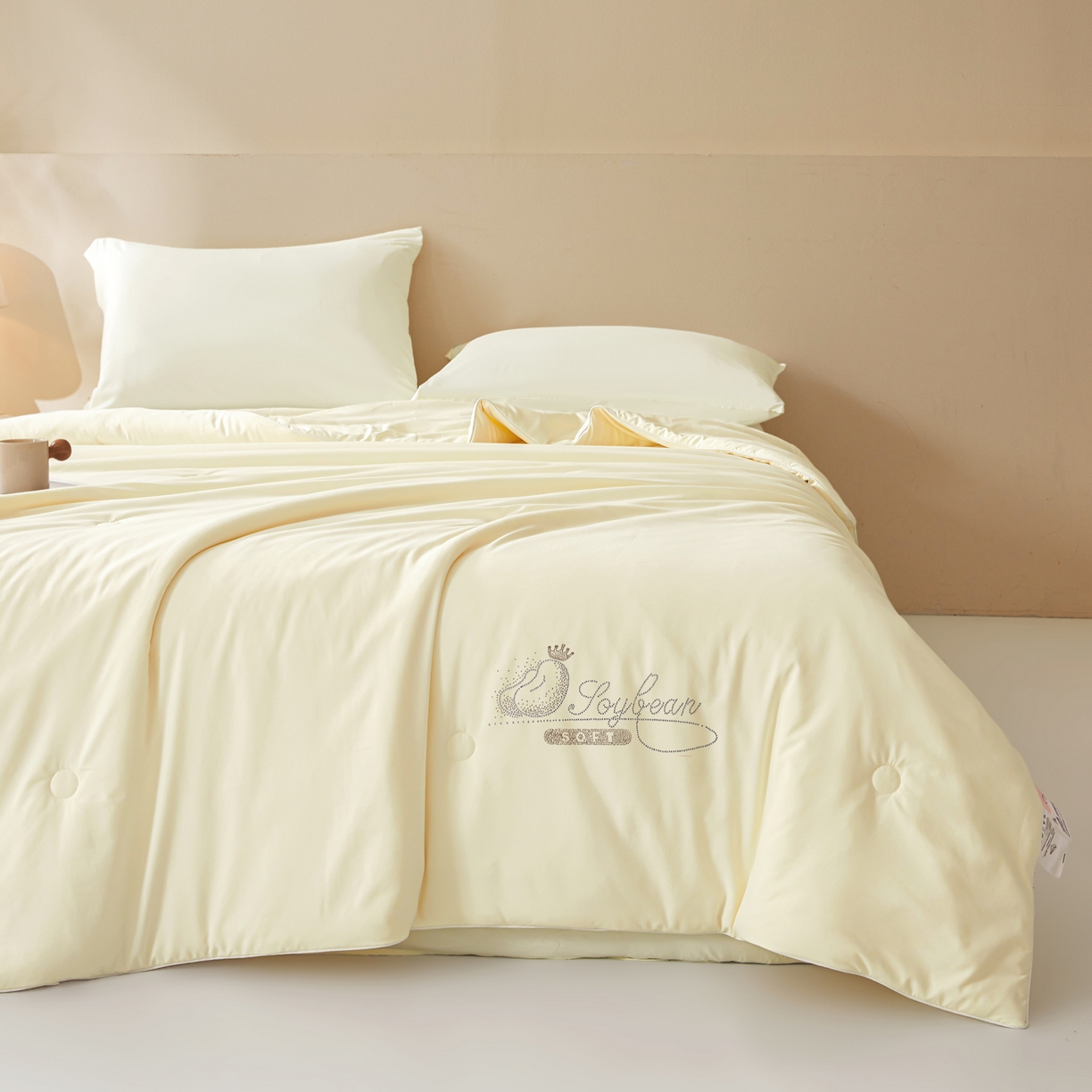 91家纺网 家纺一手货源 找家纺 秋泽家纺2026慕丝棉纯色凉感大豆纤维夏被 烫钻工艺四边踩棉不跑棉 奶油白